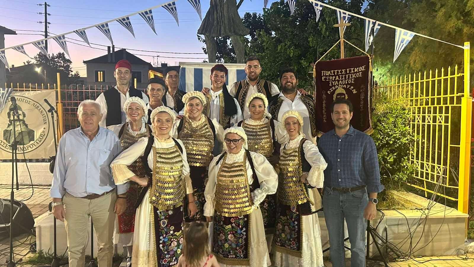 Μέλη του συλλόγου με παραδοσιακές φορεσιές μπροστά στο λάβαρο του συλλόγου