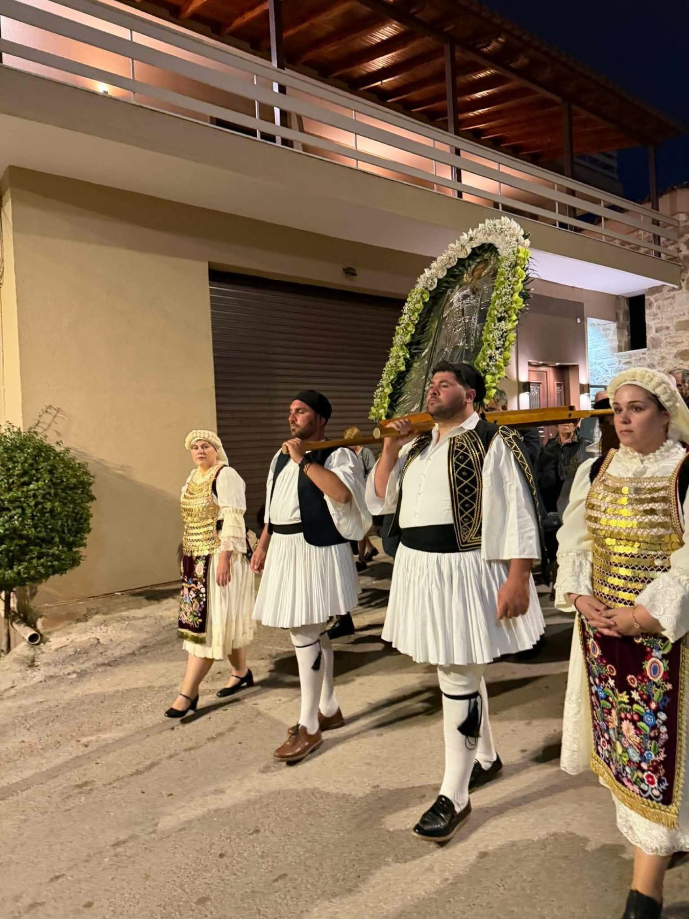 Μέλη του συλλόγου με παραδοσιακές φορεσιές συνοδεύουν την εικόνα σε λιτανεία