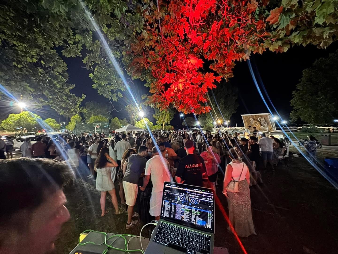 Πάρτι νεολαίας με DJ και φωτισμένα δέντρα