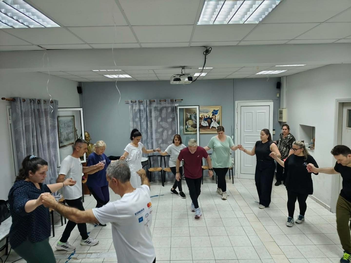 Πρόβα παραδοσιακών χορών στον χώρο του συλλόγου